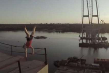 Паркурист снял шокирующее видео экстремальной прогулки на запорожских мостах (видео)