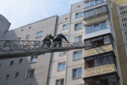 Под Киевом пожарные спасли маленького мальчика (фото)