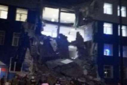 Под завалами рухнувшего под Омском учебного военного центра найден погибший