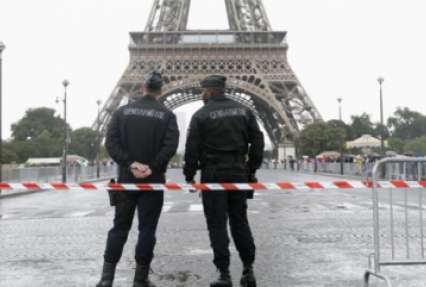 Полиция Парижа обстреляла автомобиль в районе финиша «Тур де Франс»
