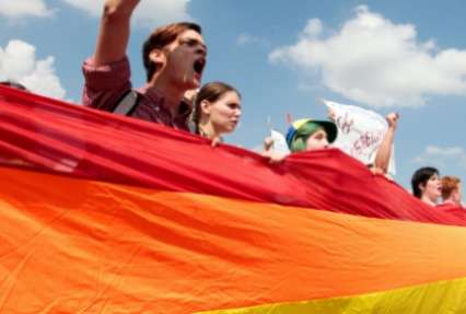 Полиция помешала ЛГБТ-активистам провести пикет в Петербурге