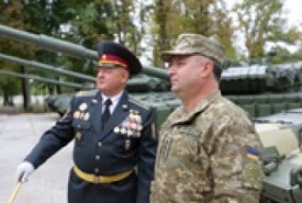 Полторак пообещал армии 400 единиц бронетехники