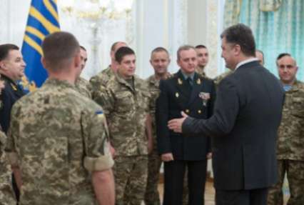 Порошенко наградил военных, освобождавших Славянск: 