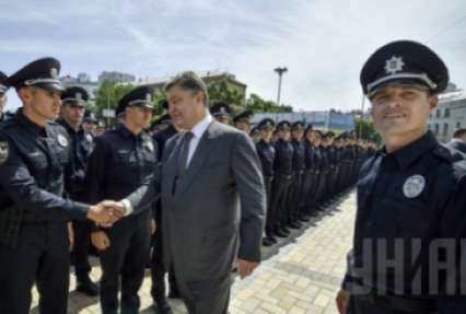 Порошенко пообещал подписать закон о национальной полиции в ближайшие дни