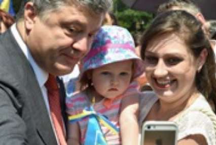 Порошенко в Одессе делал селфи и обнимал девушек