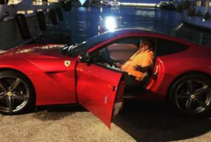 Потап из-за большого живота застрял в Ferrari