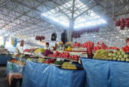 Поток украинских продуктов в Крым не иссякает: овощи и фрукты везут тысячами тонн