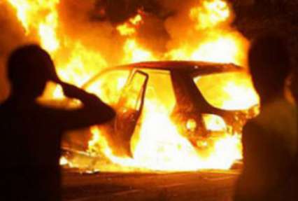 Пожар на автостоянке в Запорожье: 4 машины сгорели дотла