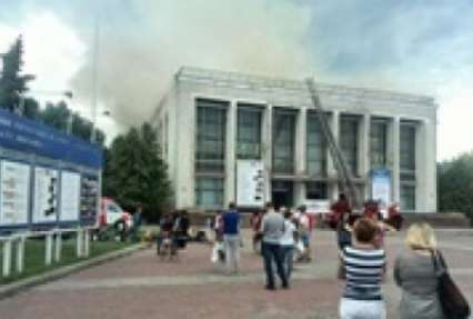 Пожар в театре Черкасс тушили четыре часа, пострадали трое спасателей