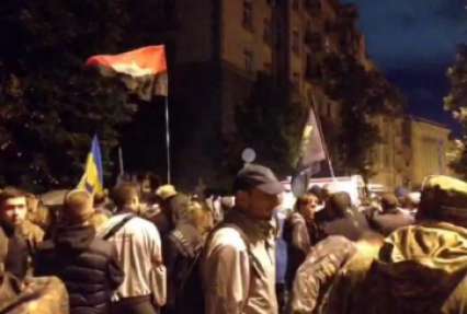 Протестующие на Банковой объявили бесcрочный митинг