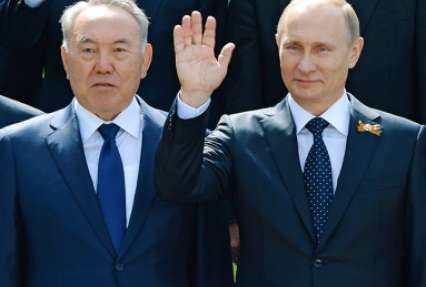 Путин наградил Назарбаева ко дню рождения орденом Александра Невского
