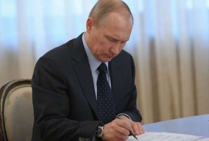 Путин подписал раскритикованный интернет-компаниями закон 