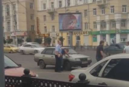 Российские гаишники подрались с водителями из-за большого колеса (видео)