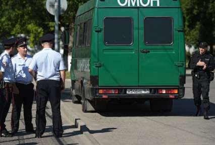 Савченко доставили в Донецкий городской суд, где в закрытом режиме пройдут предварительные слушания