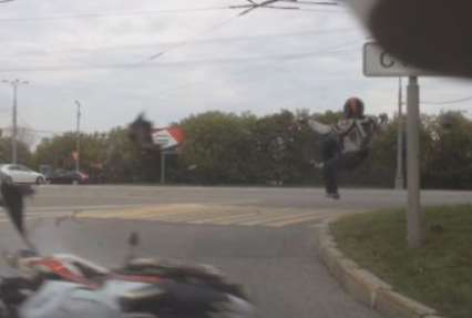 Шокирующее видео: смертельное ДТП с мотоциклистом попало в кадр видеорегистратора (фото,видео)