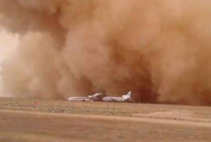 Сильнейшая песчаная буря накрыла аэропорт в Иордании (видео)
