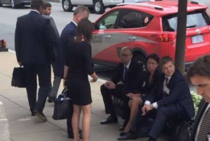 СМИ: после встречи с Байденом Яценюк закурил (фото)