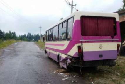 Страшное ДТП во Львовской области: автобус влетел в бетонную стену