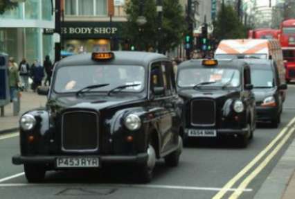 Таксисты Лондона борятся с Uber снижением цен