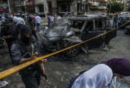 У консульства Италии в Каире взорвался начиненный взрывчаткой автомобиль