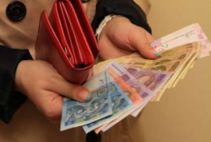 Украинцы обеднели за год на четверть: на что уходят зарплаты (инфографика)