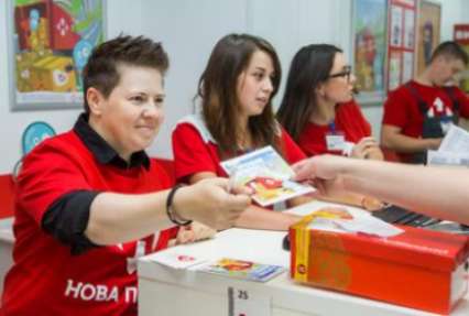 Украинские знаменитости пошли работать на почту, чтобы собрать денег для лечения детей