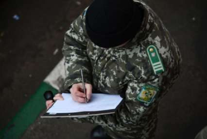 Украинский пограничник открыл огонь по жителю России, когда тот попытался сделать селфи
