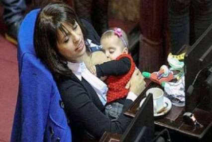 В Аргентине депутат оголила грудь во время заседания