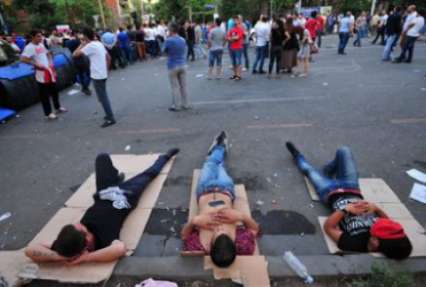В центре Еревана демонстранты постелили одеяла на ступеньках к Театру оперы и балета
