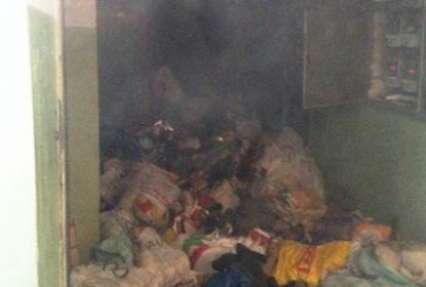 В центре Киева сгорела захламленная квартира