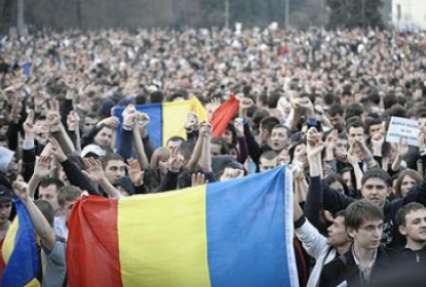 В центре Кишинева митингуют десятки тысяч человек