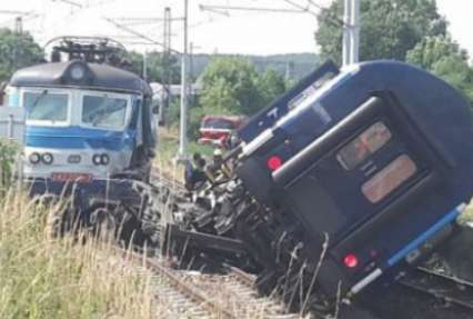 В Чехии один пассажирский поезд сошел с рельсов и протаранил другой