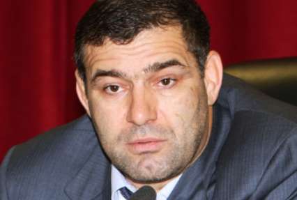 В Дагестане силовики с помощью бронетехники заблокировали дом главы Пенсионного фонда республики