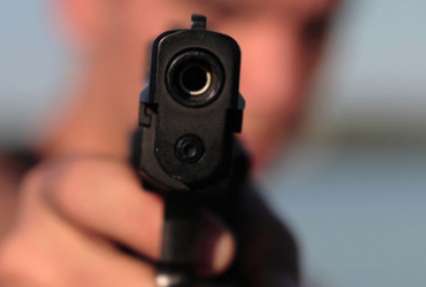 В Днепродзержинске вооруженный мужчина напугал горожан и угрожал пистолетом милиции
