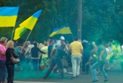 В Днепропетровске неизвестные напали на митинг против Порошенко