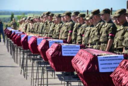 В Днепропетровске похоронили 14 неизвестных бойцов: еще 27 человек находятся в моргах (видео)
