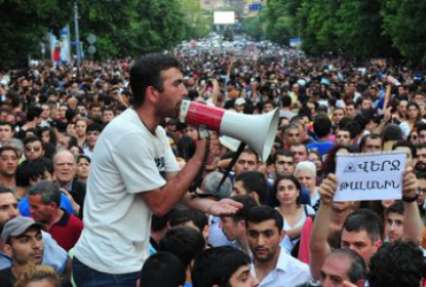 В Ереване протестующие снова собрались в центре города