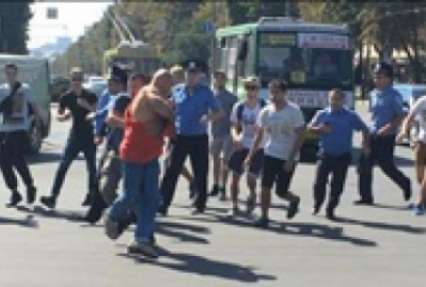 В Харькове напали на прохожего в футболке 