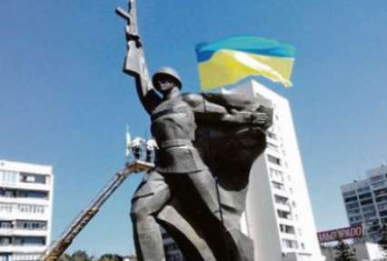 В Харькове памятник Воину-освободителю остался без сердца, но с флагом Украины