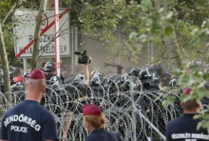 В ходе столкновений с мигрантами на границе с Сербией ранены 20 венгерских полицейских