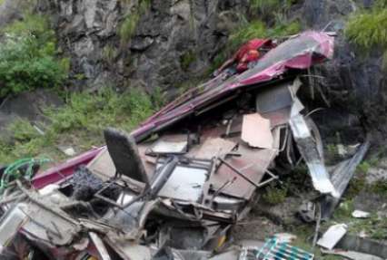 В Индии автобус сорвался в ущелье, десятки погибших