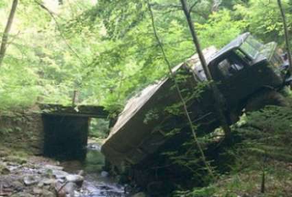 В карпатском лесу грузовик упал в реку: пострадали 10 человек