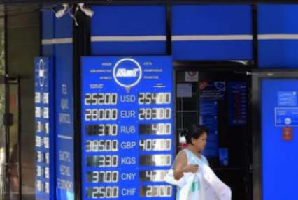 В Казахстане продолжается валютная паника, магазины повышают цены