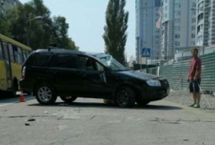 В Киеве из-за жары у водителя случился инсульт: мужчина опрокинул авто и протаранил три иномарки