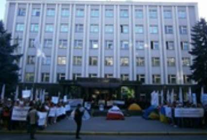 В Кременчуге рабочие пикетируют здание Укртранснафты