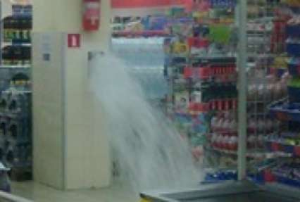 В Кременчуге сильный ливень затопил супермаркет