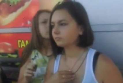 В Крыму девушку заставили снять кулон с гербом Украины (видео)