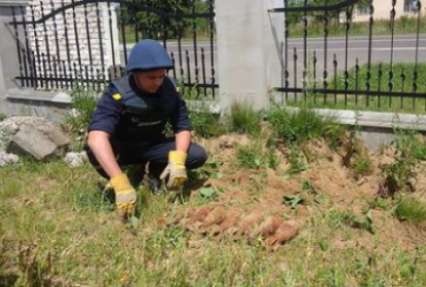 В Львовской области копали могилу и попали на минометные мины