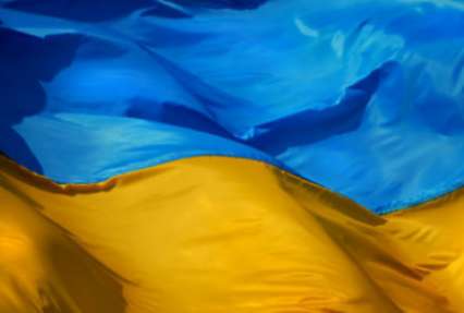 В Москве на мосту вывесили флаг Украины