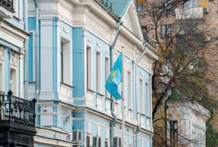 В Москве пьяный лихач на Skoda протаранил три автомобиля с дипномерами у посольства Казахстана